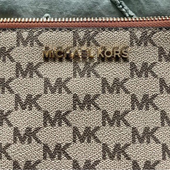 Michael Kors Jet Set XL Zip Clutch Wristlet - Picture 2 of 5